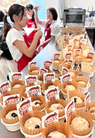 マルヤナギ小倉屋が万博会場で振る舞った「未来のおにぎり」＝８月４日、大阪市此花区の夢洲