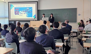 神戸空港を活用した地域活性化のビジネスモデルを発表する神戸市外国語大の学生ら＝神戸市西区学園東町９（ＡＮＡ総合研究所提供）