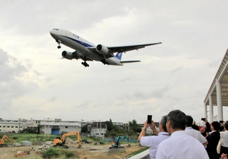 一部開園した「豊中つばさ公園『ｍａ-ｚｉｋａ』」の展望広場。着陸する航空機をすぐ近くで見ることができる＝大阪府豊中市原田中２