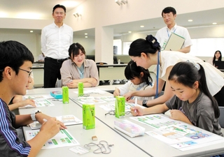 お金の仕組みや銀行の役割について学ぶ子どもら＝神戸市東灘区魚崎浜町、ロック・フィールド本社