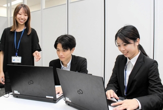 みなと銀行の有償長期インターンシップに参加し、銀行業務を学ぶ大林萌乃佳さん（右）と、水島寛太さん（中央）＝神戸市中央区多聞通２