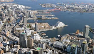 神戸港のウオーターフロント＝２０２２年撮影