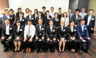 生命保険協会兵庫県協会の役員らと、奨学金対象に選ばれた学生＝神戸市中央区