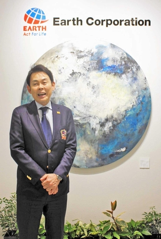 海外戦略など今後の展開について語るアース製薬の川端克宜社長＝東京都千代田区（撮影・末永陽子）