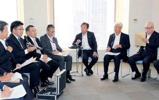 大串正樹経済産業副大臣（右から３人目）と米国の関税政策について意見交換する県内の企業経営者ら＝神戸市中央区浜辺通５
