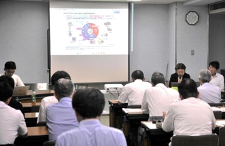 米国関税政策の概要や兵庫県の支援策などが紹介された説明会＝神戸市中央区中山手通４、神戸市教育会館