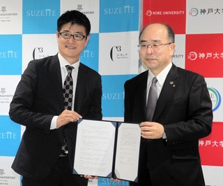 包括連携協定を結んだ神戸大の藤澤正人学長（右）とシュゼット・ホールディングスの蟻田剛毅社長＝神戸市灘区六甲台町、神戸大