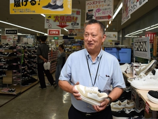 今年６月に新社長に就任した梅木孝雄氏。「ごあいさつキャンペーン」期間中、各地の店頭で客を出迎える＝神戸市西区岩岡町野中、ヒラキ岩岡店