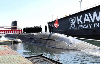川崎重工業神戸工場で建造された潜水艦＝２０２１年３月、神戸市中央区
