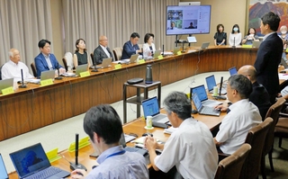 兵庫県の経済・雇用政策について経営者や専門家らが具体策を議論した会議＝県庁