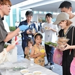 バンドー化学本社で催された納涼祭を楽しむ社員と家族ら＝神戸市中央区港島南町４