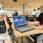 ＶＲゴーグルで未来のクルマ社会を疑似体験する子ども＝神戸市兵庫区御所通１