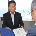 義援金を寄託する兵庫県信用組合の橋爪秀明理事長＝神戸市中央区東川崎町１