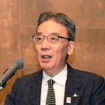 人口減社会での小売業のあり方について話す荒木直也氏＝神戸市中央区波止場町、ホテルオークラ神戸