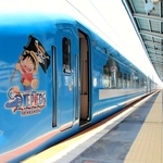 山陽新幹線を走る「ＯＮＥ　ＰＩＥＣＥ新幹線」の「せとうちブルー号」＝ＪＲ西明石駅
