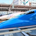 「ハローキティ新幹線」（奥）と並ぶ「ＯＮＥ　ＰＩＥＣＥ新幹線」の「せとうちブルー号」＝西明石駅