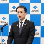 決算会見で説明する山本悟社長＝東京都内（住友ゴム工業提供）