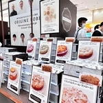 「オリジンコウベ」のシェフ８人が同じ型を使って焼き上げたスイーツ＝神戸市中央区明石町、大丸神戸店