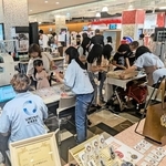 映画館のロビーで開かれる「シネマ・ｄｅ・推し工房」＝２０２４年７月、神戸市中央区東川崎町１（オーエス提供）