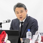 ２０２５年１２月期連結業績の上方修正を発表するアシックスの富永満之社長＝神戸市中央区八幡通４