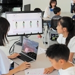 生成ＡＩを使って、自分の好きな洋服をデザインする子どもたち＝神戸市中央区港島中町６、ワールド神戸本社