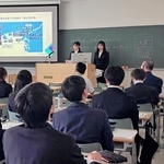 神戸空港を活用した地域活性化のビジネスモデルを発表する神戸市外国語大の学生ら＝神戸市西区学園東町９（ＡＮＡ総合研究所提供）