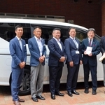 寄贈した福祉車両を背にしたＡＬＳＯＫや社会福祉法人光朔会の関係者ら＝神戸市中央区生田町１（同社提供）