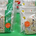 セブン－イレブンが販売する兵庫県産食材を使った「もち麦もっちり！梅しらすおむすび」＝県庁