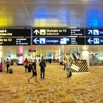 世界一と言われるシンガポール・チャンギ空港。サインは黄が搭乗、青がサービス、緑が医務室等で統一され視認性が高い（２０１９年、筆者撮影）