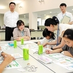 お金の仕組みや銀行の役割について学ぶ子どもら＝神戸市東灘区魚崎浜町、ロック・フィールド本社