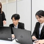 みなと銀行の有償長期インターンシップに参加し、銀行業務を学ぶ大林萌乃佳さん（右）と、水島寛太さん（中央）＝神戸市中央区多聞通２