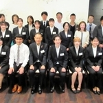 生命保険協会兵庫県協会の役員らと、奨学金対象に選ばれた学生＝神戸市中央区