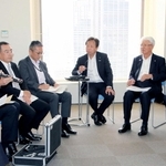大串正樹経済産業副大臣（右から３人目）と米国の関税政策について意見交換する県内の企業経営者ら＝神戸市中央区浜辺通５