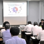 米国関税政策の概要や兵庫県の支援策などが紹介された説明会＝神戸市中央区中山手通４、神戸市教育会館