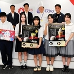 大阪・関西万博で販売するオリジナルスイーツを共同開発した神戸野田高校と石川県立輪島高校の生徒とまねき食品などの関係者＝大阪市此花区の夢洲