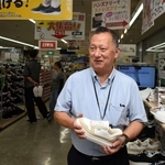 今年６月に新社長に就任した梅木孝雄氏。「ごあいさつキャンペーン」期間中、各地の店頭で客を出迎える＝神戸市西区岩岡町野中、ヒラキ岩岡店