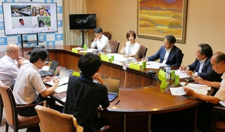 ひょうご新観光戦略の中間見直しについて話し合う観光関連業者や専門家ら＝兵庫県庁