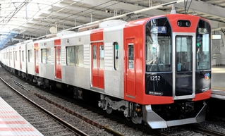 赤色の新塗装で運行を始めた阪神電気鉄道の１０００系車両＝大阪市此花区、阪神西九条駅（同社提供）