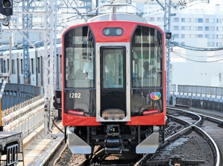 赤色の新塗装で運行を始めた阪神電気鉄道の１０００系車両＝大阪市此花区、阪神西九条駅（同社提供）