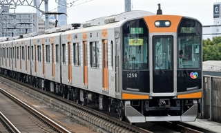 従来塗装で走る阪神電気鉄道の１０００系車両＝大阪市西淀川区、出来島駅（同社提供）