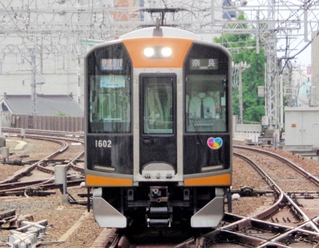 従来塗装で走る阪神電気鉄道の１０００系車両＝阪神尼崎駅（同社提供）