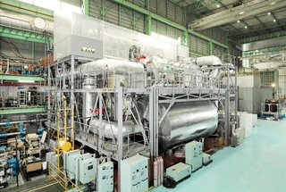 完成したアンモニア燃料エンジンの初号機＝明石市二見町南二見（ジャパンエンジンコーポレーション提供）