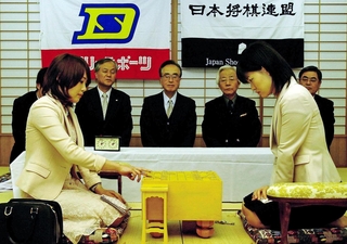 村田智穂さんと岩根忍さん（左）が対局した「第３回きしろ杯争奪関西女流メイショウ戦」の決勝戦で立会人を務める内藤國雄さん（中央）と右隣の松本好雄さん＝２００８年、明石市