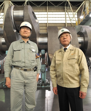 神戸製鋼所の松原弘明・鋳鍛鋼工場長（左）と、きしろの松本好雄会長＝２００９年、高砂市荒井町新浜２、神戸製鋼所高砂製作所