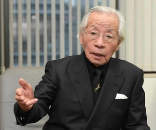 取材に応じる松本好雄さん＝２０２４年４月、明石市天文町、きしろ