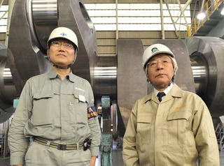 神戸製鋼所の松原弘明・鋳鍛鋼工場長（左）と、きしろの松本好雄会長＝２００９年、高砂市荒井町新浜２、神戸製鋼所高砂製作所