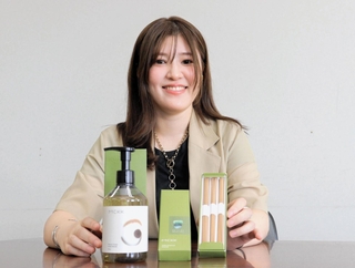 日本の伝統文化を軸にしたブランド「ＭＣＫＫ」を立ち上げ、淡路島産のお香などを商品化した閏間絵里加さん＝神戸市中央区港島中町６