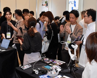各企業ブースで技術や製品の説明を聞く来場者ら＝神戸市中央区港島中町６