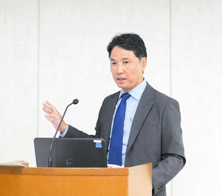 地方紙フォーラムで報告する神戸新聞社の長尾亮太記者＝岡山市北区柳町２