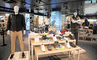 人気商品「スリップインズ」のシューズなどが並ぶ「スケッチャーズ　神戸元町フラッグシップストア」＝神戸市中央区元町通１